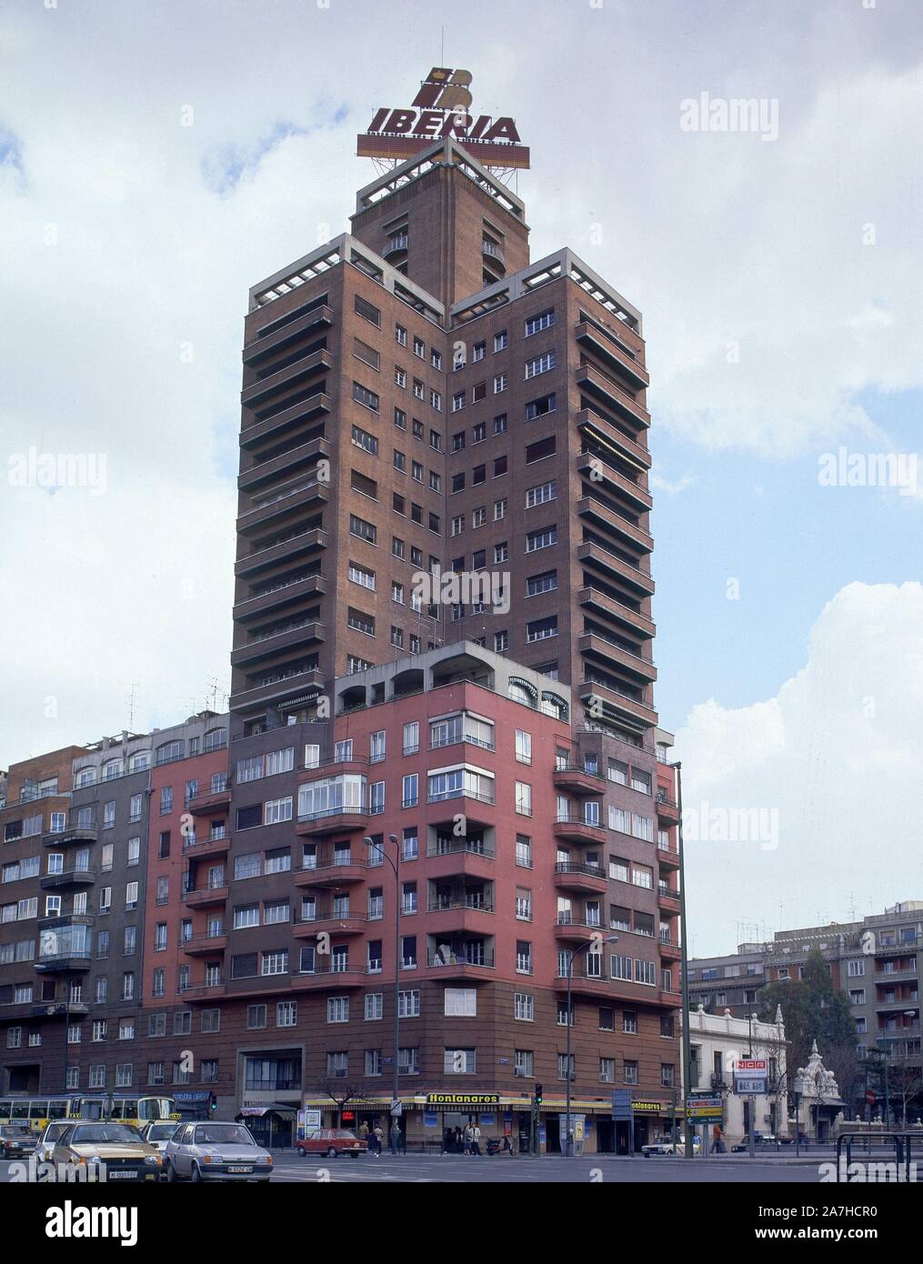 EDIFICIO BANCAYA CONSTRUIDO ENTRE LOS AÑOS 1949-1953 UBICADO EN LA ESQUINA DE LA AVENIDA DE AMERCA ESQUINA CON LA CALLE MARIA DE MOLINA. Autore: Cárdenas. Location: Edificio BANCAYA. Spagna. Foto Stock