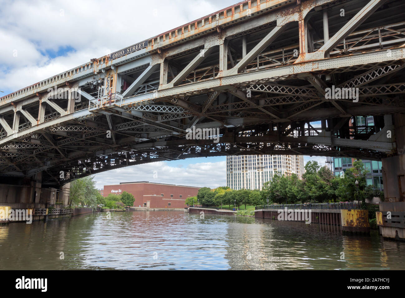 Ohio Street Bridge e Chicago Tribune Freedom Center, del fiume Chicago, Chicago, USA Foto Stock