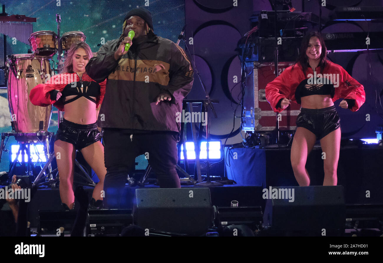 Miami, Stati Uniti. 02Nov, 2019. Le preforme Sech al iHeartRadio 2019 Fiesta Latina concerto presso la American Airlines Arena, in Miami Florida, sabato 2 novembre, 2019. Foto di Gary mi Rothstein/UPI Credito: UPI/Alamy Live News Foto Stock