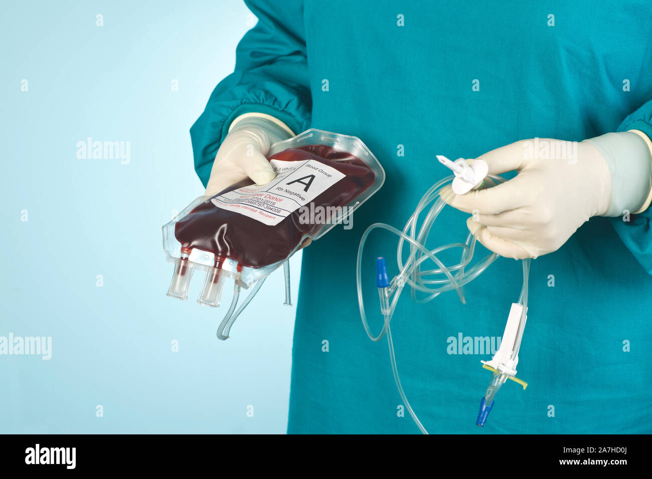 Tecnico chirurgico prepara unità di tipo un donatore di sangue che deve essere trasferita durante la chirurgia. Foto Stock