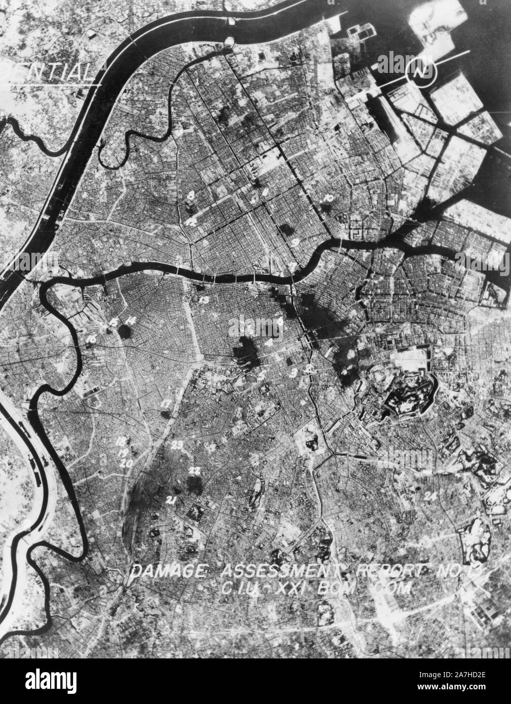 Foto aerea di Tokyo prima della prima grande incendiarie bombardamento da parte del governo degli STATI UNITI Xx delle Forze aeree. 1945 Foto Stock