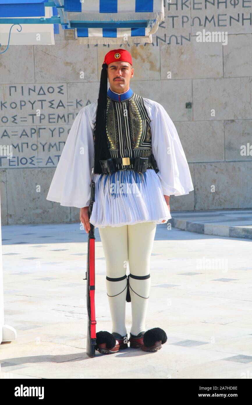 Evzone greco di protezione, il Parlamento, Atene, Grecia Foto Stock