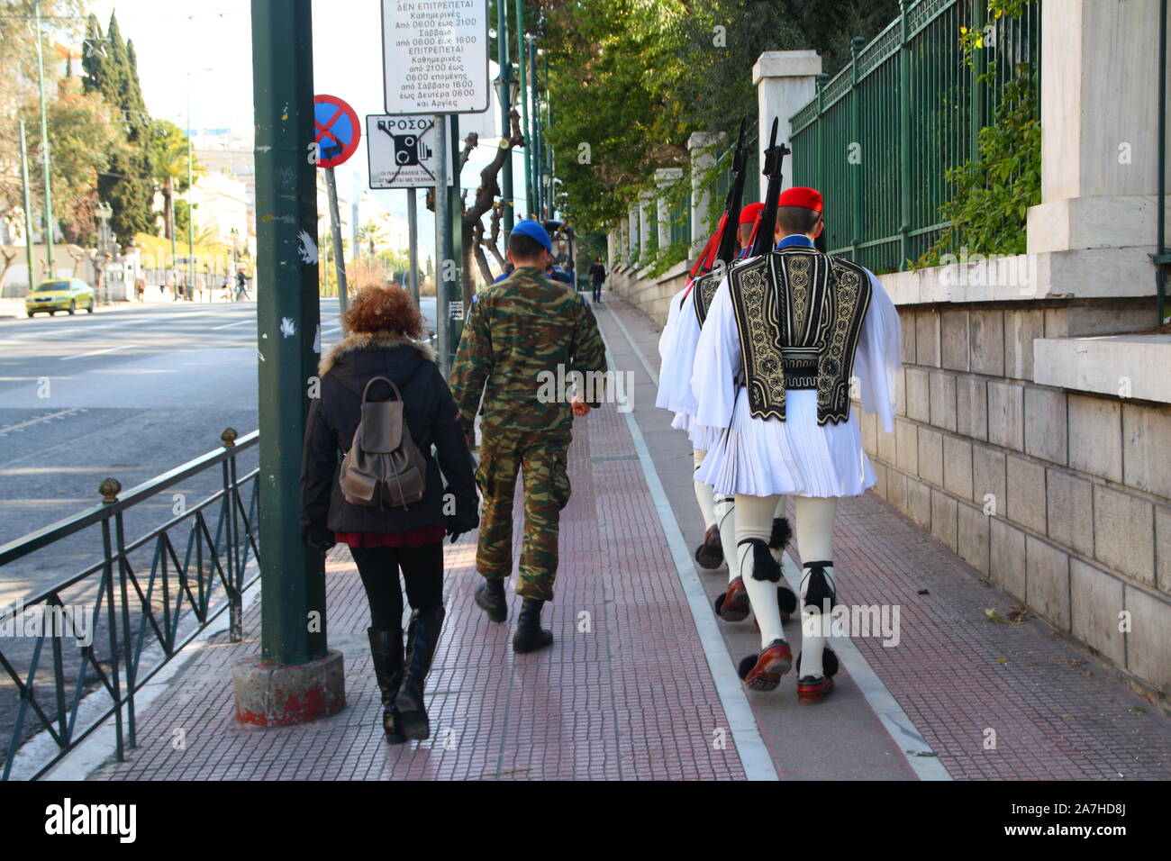Greco guardie evzone cambiando il parlamento, Atene, Grecia Foto Stock