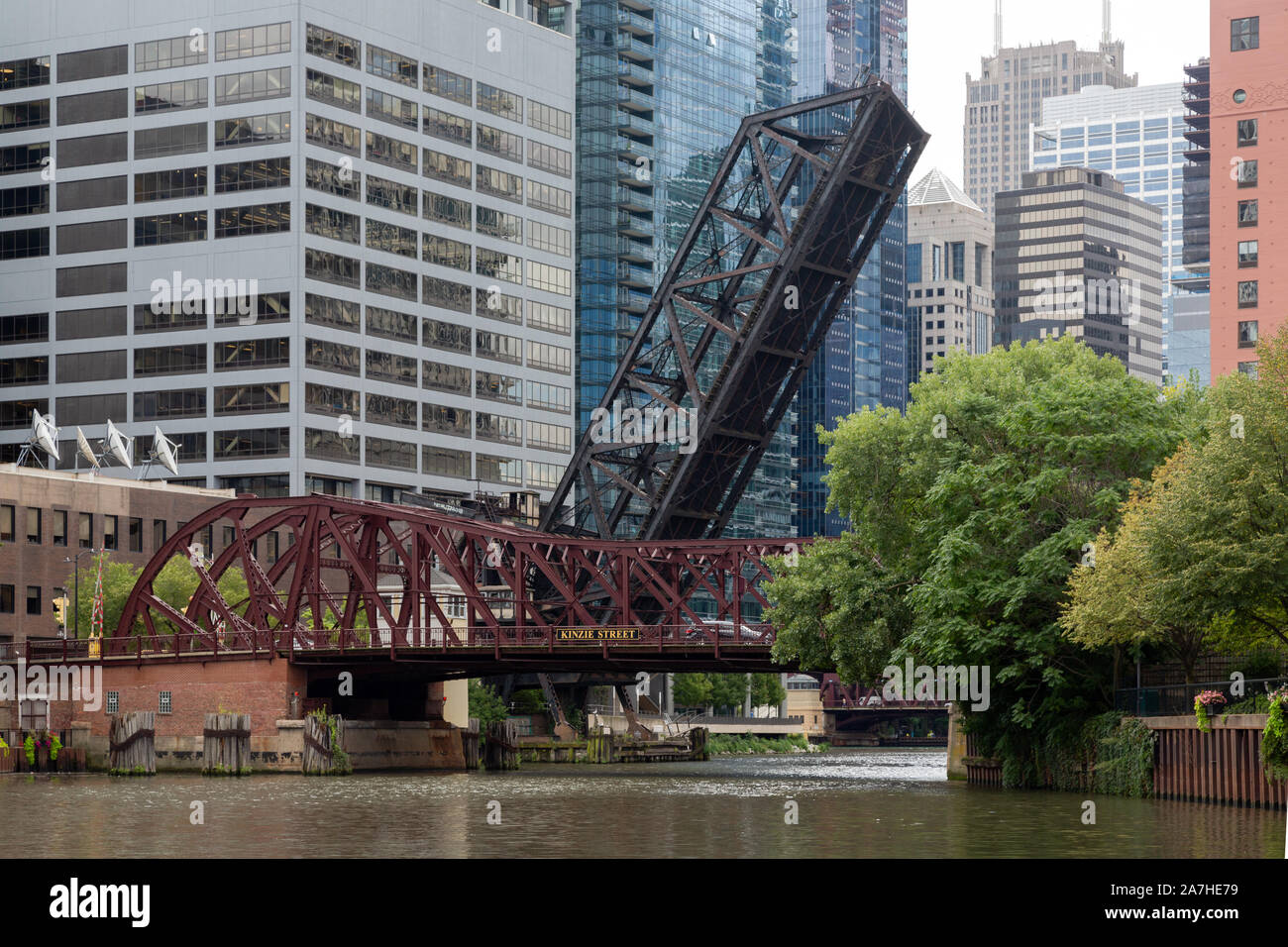 Kinzie Street Bridge e sollevato di Chicago e nordoccidentale del ponte ferroviario, del fiume Chicago, Chicago, USA Foto Stock