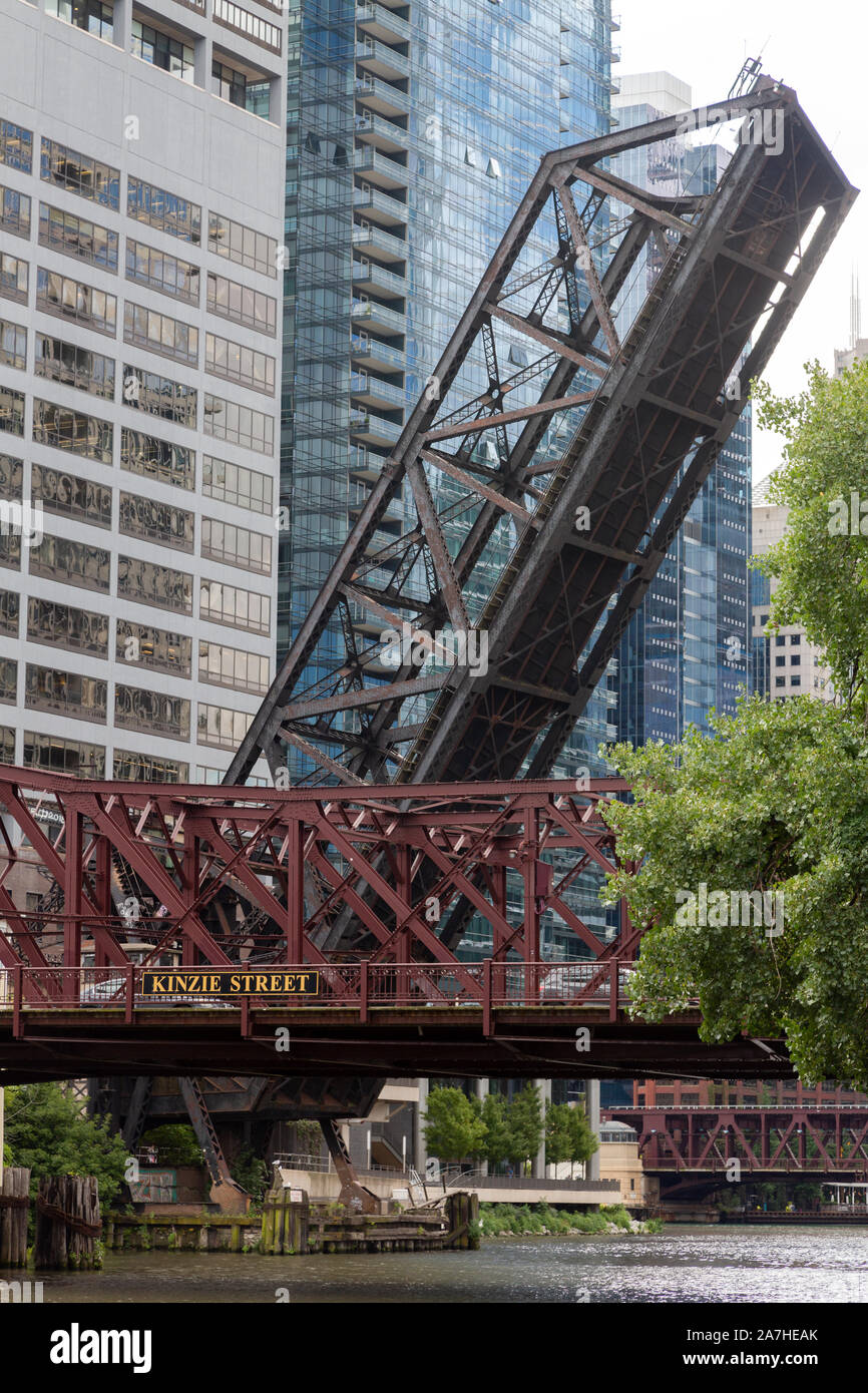 Kinzie Street Bridge e sollevato di Chicago e nordoccidentale del ponte ferroviario, del fiume Chicago, Chicago, USA Foto Stock