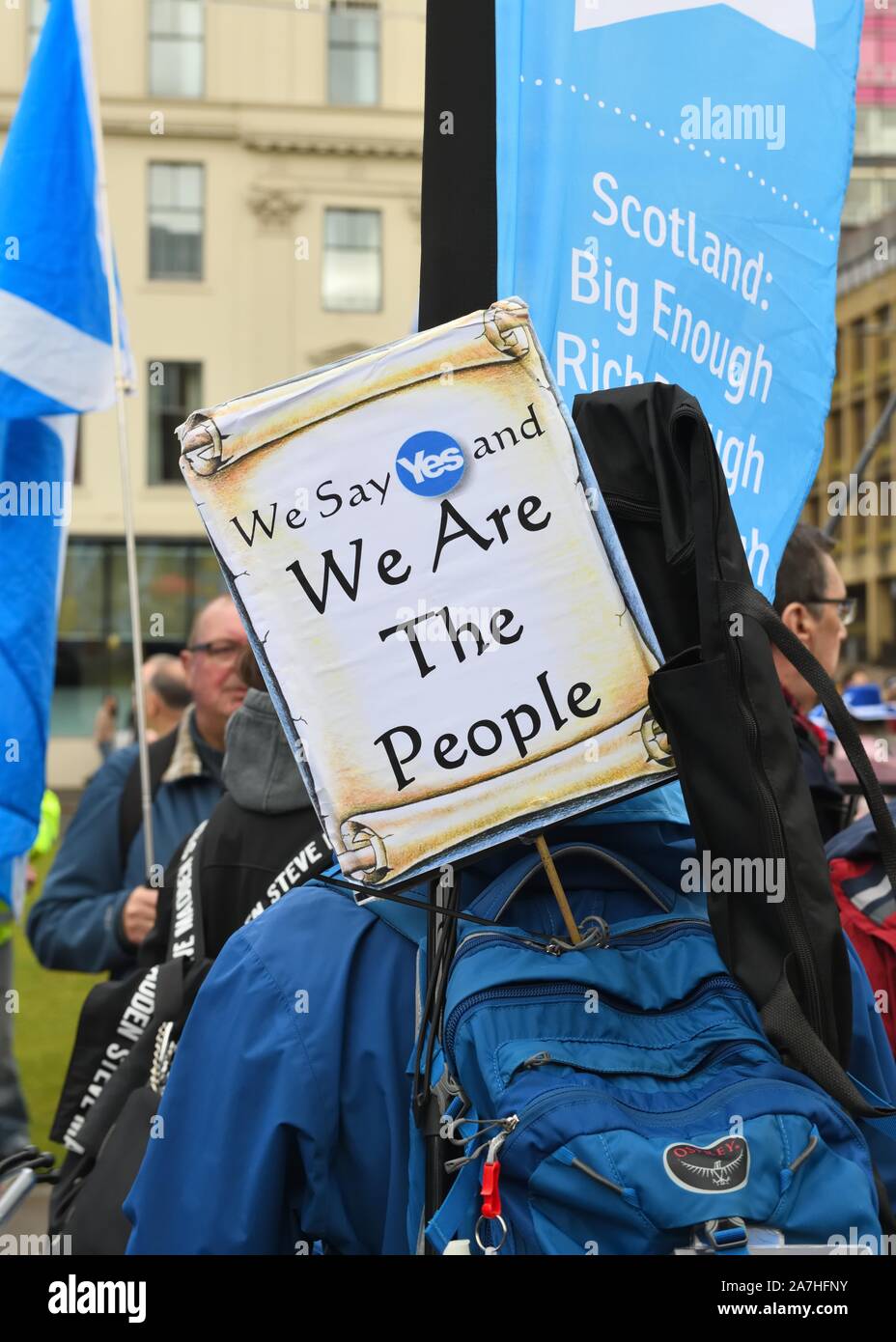 2nd, novembre 2019. George Square, Glasgow, Scotland, Regno Unito. La Nazionale della pro rally indipendenza ha attirato una folla di oltre 20.000 in Glasgow Foto Stock