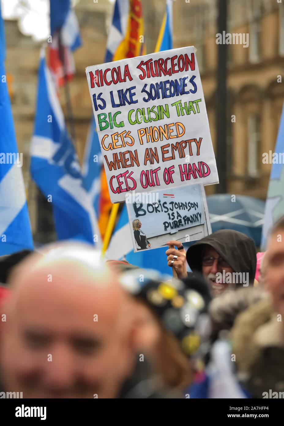 2nd, novembre 2019. George Square, Glasgow, Scotland, Regno Unito. La Nazionale della pro rally indipendenza ha attirato una folla di oltre 20.000 in Glasgow Foto Stock