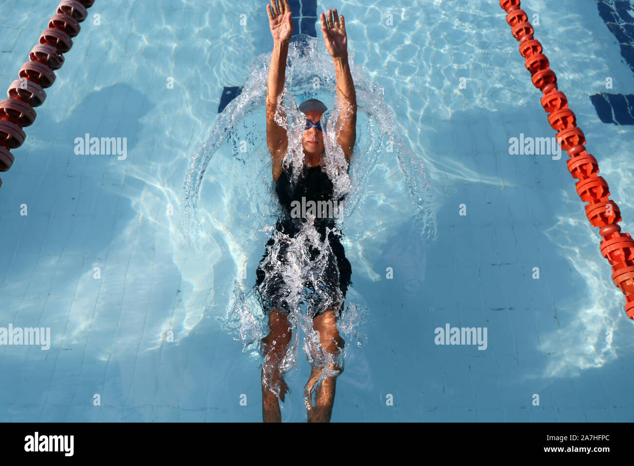 Alessandria, Egitto. 31 ott 2019. Un anziano maestri egiziano nuotatore nuota in Alessandria d'Egitto, il 31 ott. 2019. Masters swimming, una rapida crescita di attività per il tempo libero, è una classe speciale di nuoto agonistico per nuotatori di 25 anni e più. In Egitto, Masters swimming iniziato fin dai primi 2000s, e si sta diffondendo in particolare negli ultimi anni. Per andare con 'Funzione: anziani maestri egiziano nuotatori dimostrare "età è solo un numero" Credito: Ahmed Gomaa/Xinhua/Alamy Live News Foto Stock