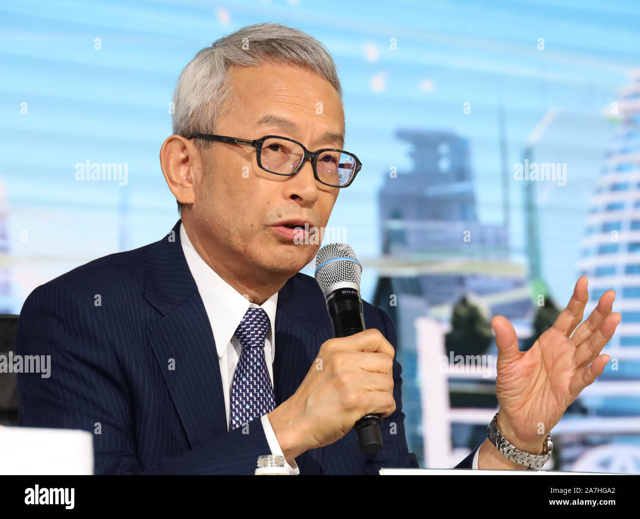 Tokyo, Giappone. 2° Nov, 2019. Toyota Motor executive vice presidente Koji Kobayashi parla come presidente Akio Toyoda e cinque executive vice presidenti tenere la loro riunione di affari in pubblico al Toyota stand di 46th Tokyo Motor Show di Tokyo sabato 2 novembre 2019. Credito: Yoshio Tsunoda/AFLO/Alamy Live News Foto Stock