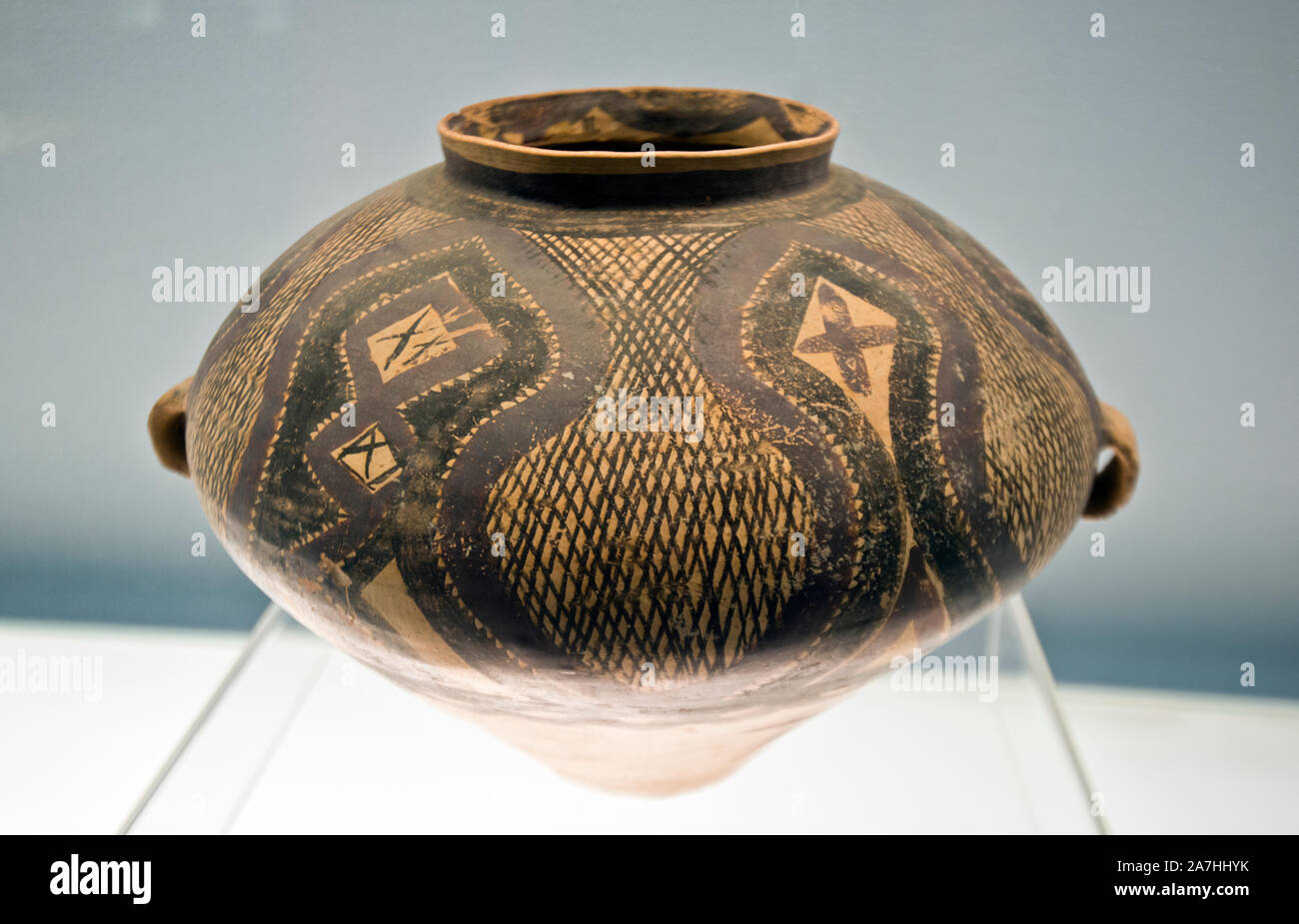 Ceramiche dipinte pentola con reticolo geometrico pattern, Majiayao cultura (2600-2300 a.C.). Il Museo di Shanghai, Cina. Foto Stock