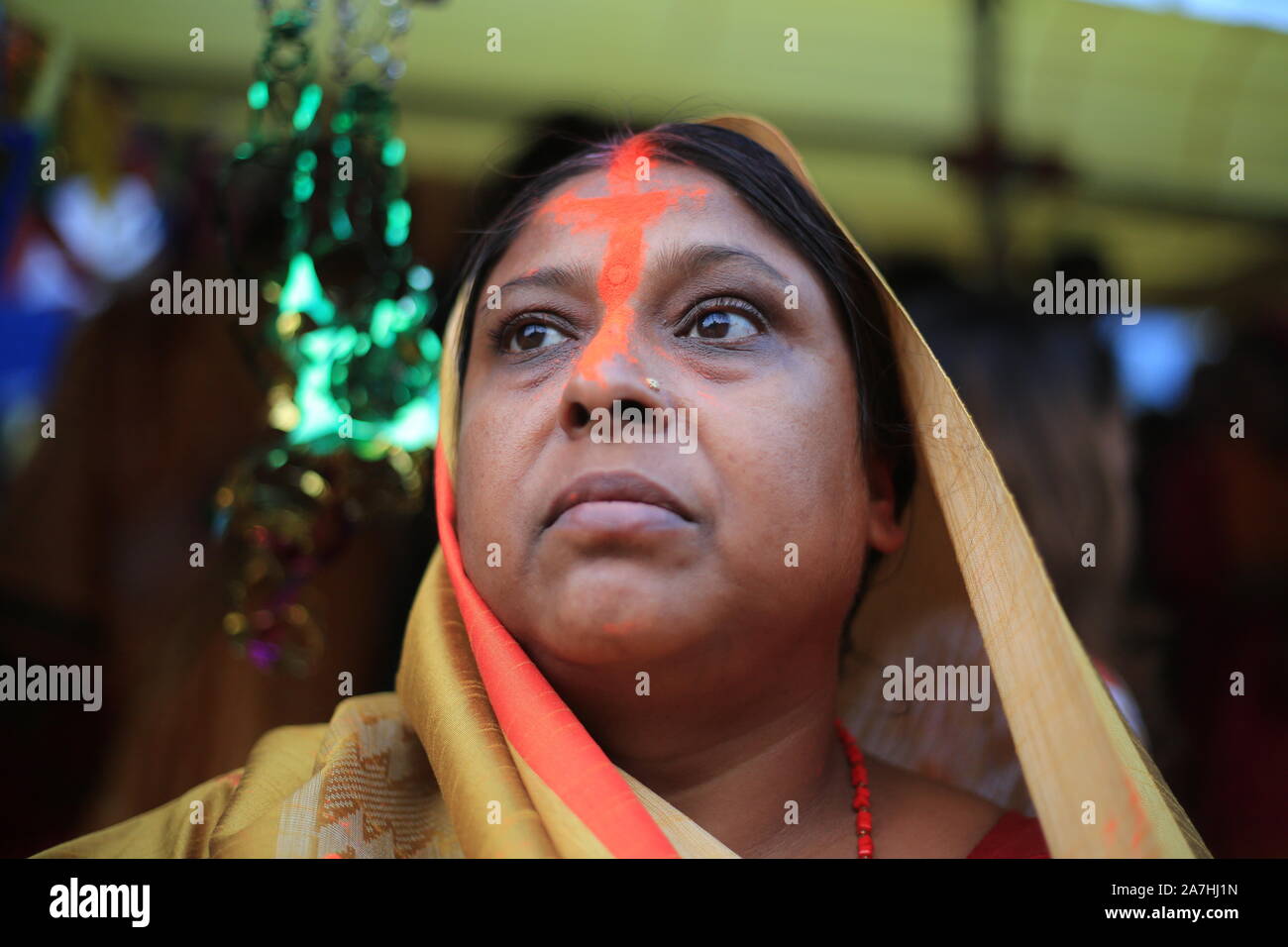 Kathmandu, Nepal.Nov 2, 2019.Le donne ricoprono offerte come essi offrano preghiere al sole di setting durante il festival di Chhath presso la banca di fiume Bagmati. Foto Stock