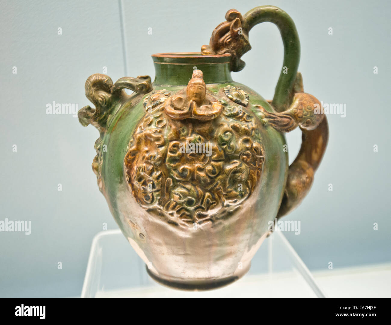 Porcellana cinese: Caraffa in ceramica smaltata policroma con testa del drago e disegno applicato. Dinastia di Tang (618-907 d.C.). Museo di Shanghai, Cina. Foto Stock
