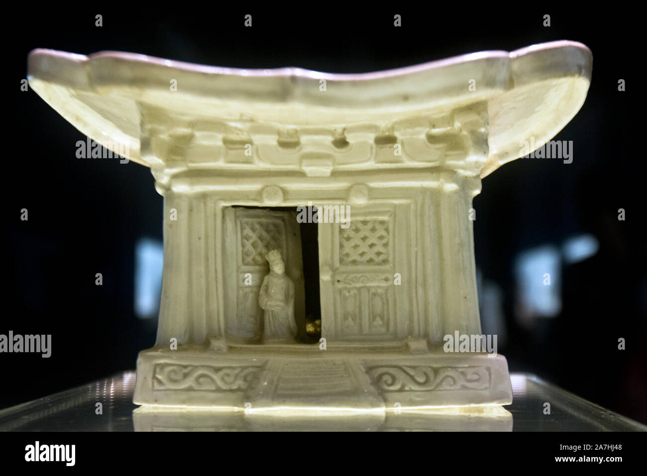 Porcellana cinese: Box a forma di casa con apertura a vetri bianchi e figura modellata. Cinque dinastie - N. Song (907-1127 A.C). Museo di Shanghai, Cina. Foto Stock