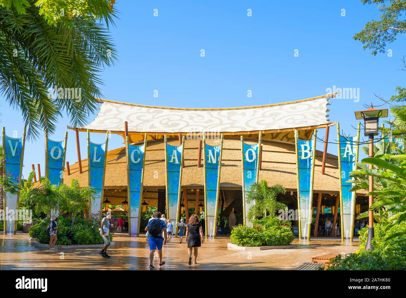 Vulcano Bay segno ingresso, persone esterne a piedi per il parco acquatico, Universal Orlando Resort, Florida, Stati Uniti d'America Foto Stock