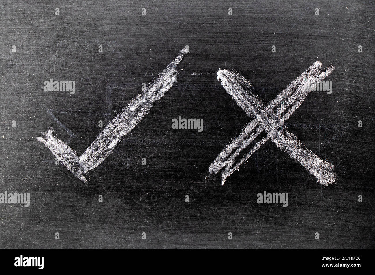 Colore bianco gesso disegno a mano come segno di spunta di giusto e sbagliato forma sul bordo nero lo sfondo Foto Stock