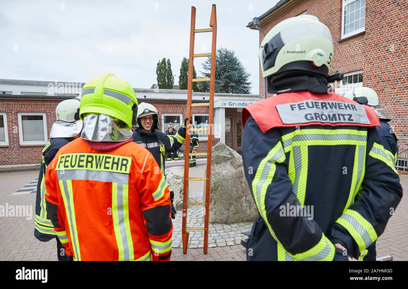 26 ottobre 2019, Schleswig-Holstein, Grömitz: i membri del volontario vigili del fuoco Grömitz prendere parte ad un corso di formazione presso la sede della scuola primaria. Il volontario di vigili del fuoco in Schleswig-Holstein stanno per esaurire i vigili del fuoco. Come la quarta comunità nel paese, cittadini del Baltico località balneare di Grömitz ora sono inoltre obbligati al servizio antincendio. (A dpa "obbligatoria dai vigili del fuoco - 'Dsicuramente non la mia cosa'') Foto: Georg Wendt/dpa Foto Stock