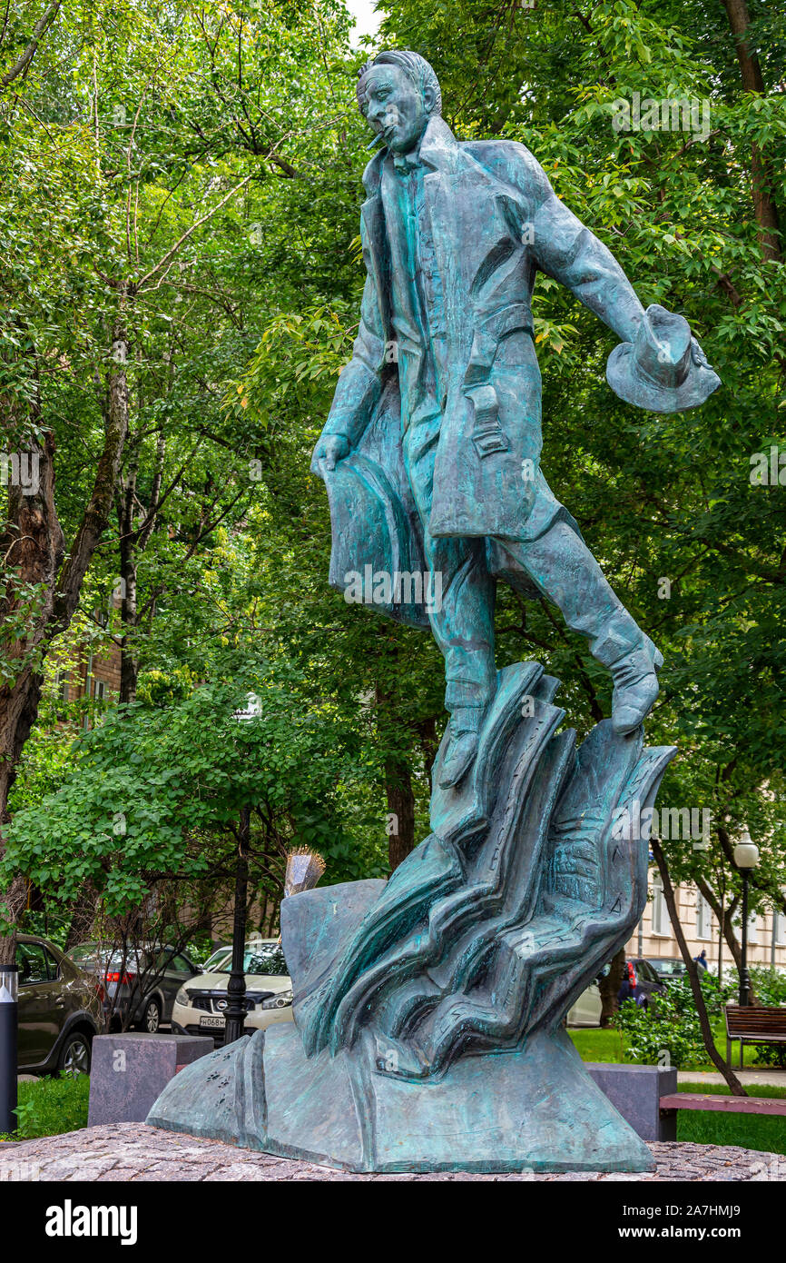 Mosca, Russia - 7 Agosto 2019: Monumento allo scrittore Michail Bulgakov, Mosca, Bolshaya Pirogovskaya street Foto Stock