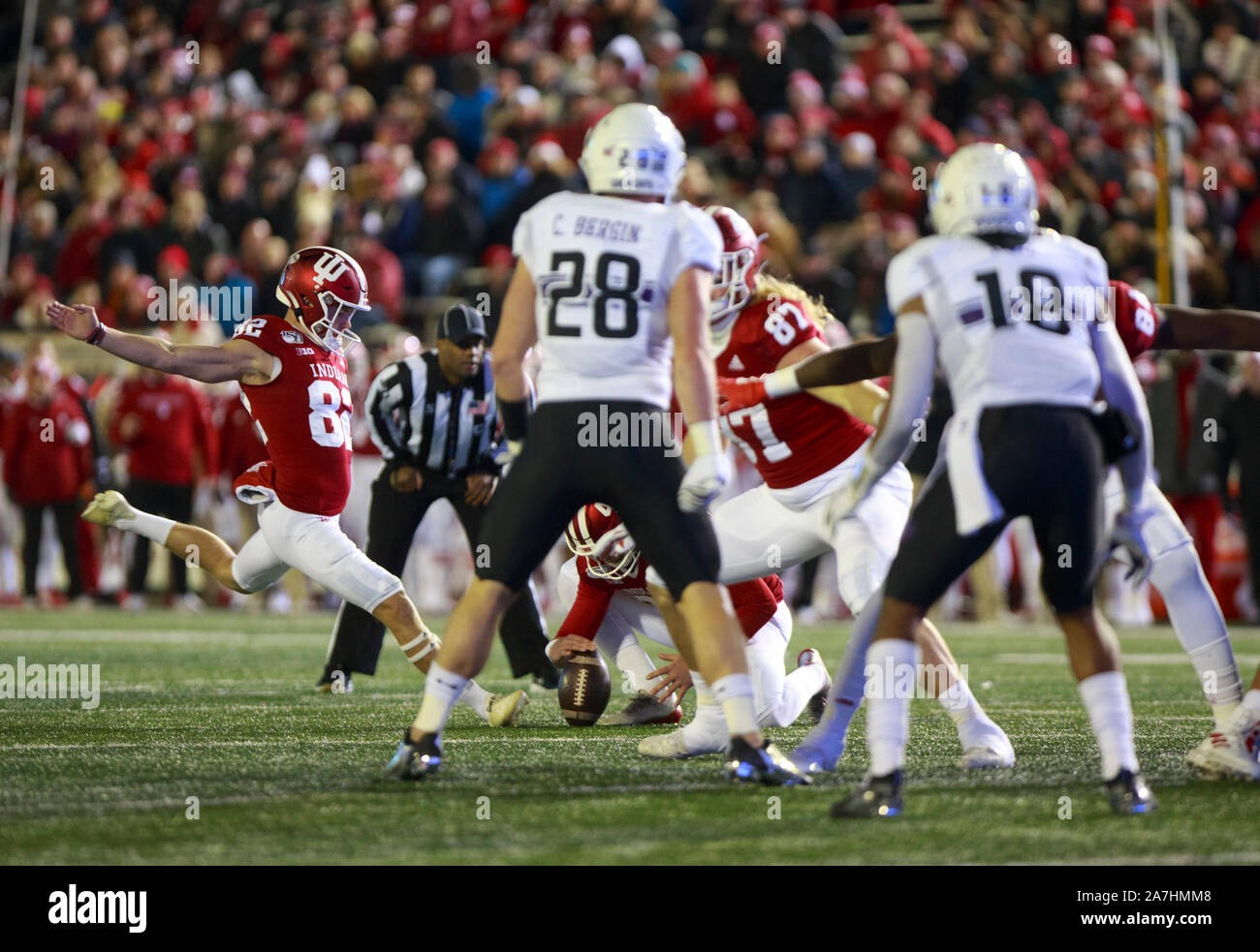 Indiana University di Logan Justus (82) Butta un field goal contro la Northwestern durante un collegio di NCAA Football game, sabato 2 novembre 2019 presso il Memorial Stadium di Bloomington, Indiana. Il battito Hoosiers Wildcats 34-3. (Foto di Jeremy Hogan/l'Bloomingtonian) Foto Stock