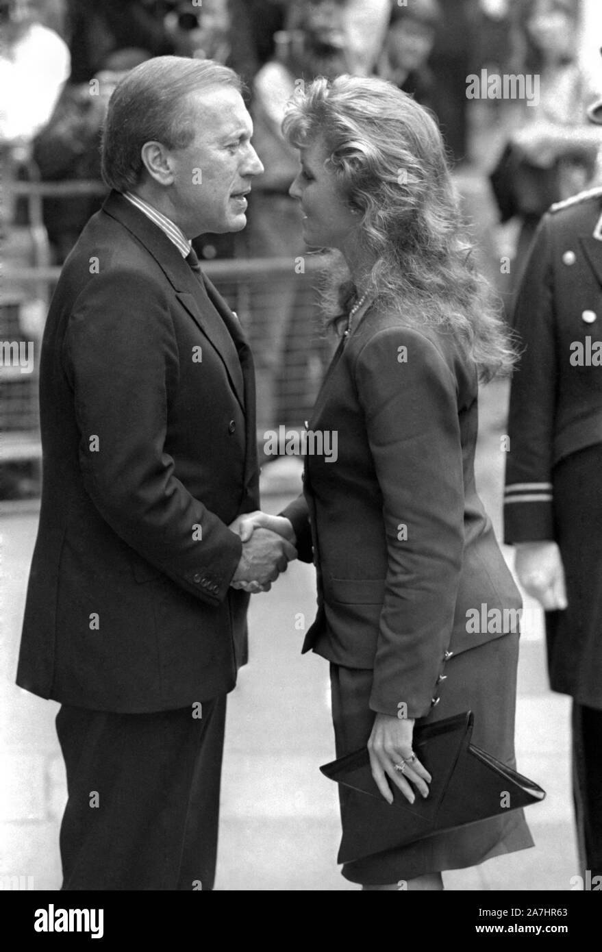 Da sinistra a destra televisione ospitante David Frost saluto la duchessa di York (Sarah Ferguson) a Foyles pranzo letterario Londra 12 Settembre 1989 Foto Stock