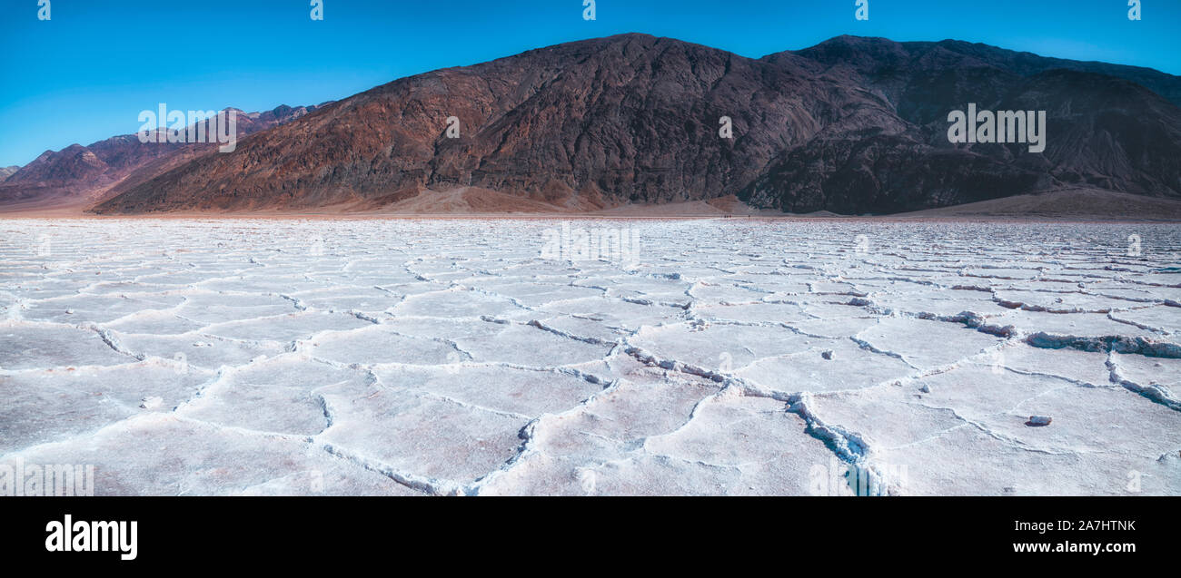 Parco Nazionale della Valle della Morte, California. Vista panoramica Badwater basin e le montagne nere. Le saline, 282 metri sotto il livello del mare. Foto Stock