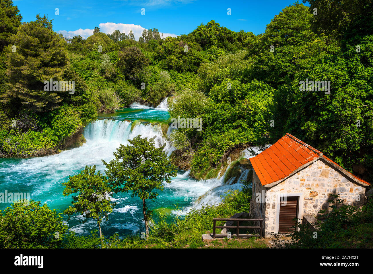 Il pittoresco mediterraneo destinazione turistica con cascate di Krka, vicino a Sibenik turistico, Dalmazia, Croazia, Europa Foto Stock