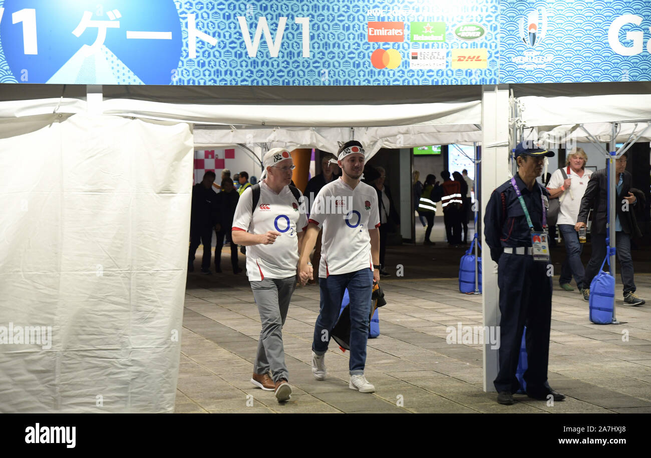 Tokyo, Giappone. 2° Nov, 2019. I tifosi inglesi di lasciare lo stadio internazionale di Yokohama, nella prefettura di Kanagawa, Giappone dopo la Coppa del Mondo di Rugby 2019 partita finale tra Inghilterra e Sud Africa nel quale il Sud Africa ha vinto 32 - 12 il 2 novembre 2019. Foto di: Ramiro Agustin Vargas Tabares International Stadium Yokohama nella Prefettura di Kanagawa, Giappone durante la Coppa del Mondo di Rugby 2019 partita finale tra Inghilterra e Sud Africa nel quale il Sud Africa ha vinto 32 - 12 il 2 novembre 2019. Foto di: Ramiro Agustin Vargas Tabares Credito: Ramiro Agustin Vargas Tabares/ZUMA filo/Alamy Live News Foto Stock
