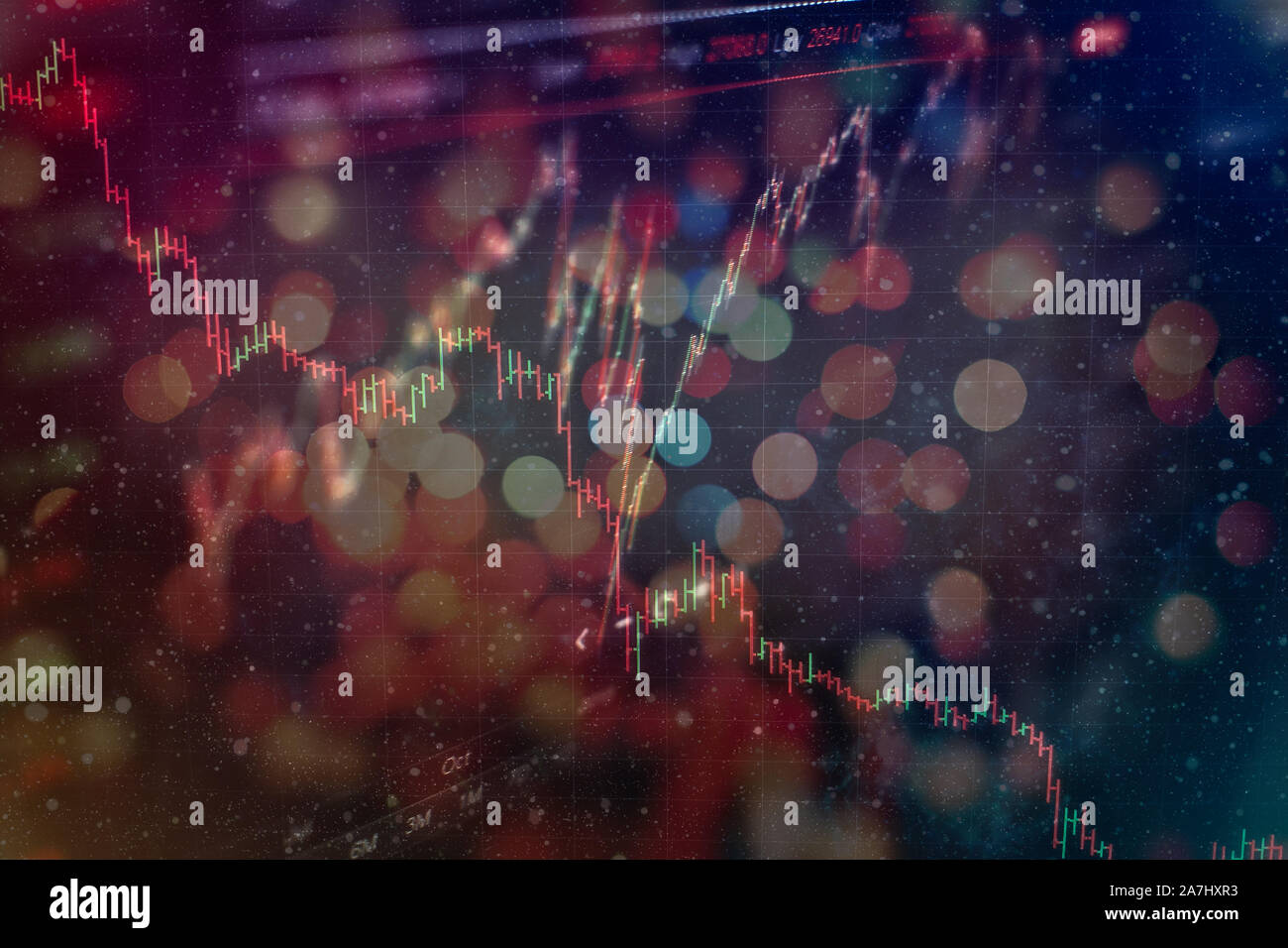 Grafici di trading e numero digitale sul monitor. Sfondo di oro e blu grafico digitale per rappresentare il mercato azionario trend. Foto Stock