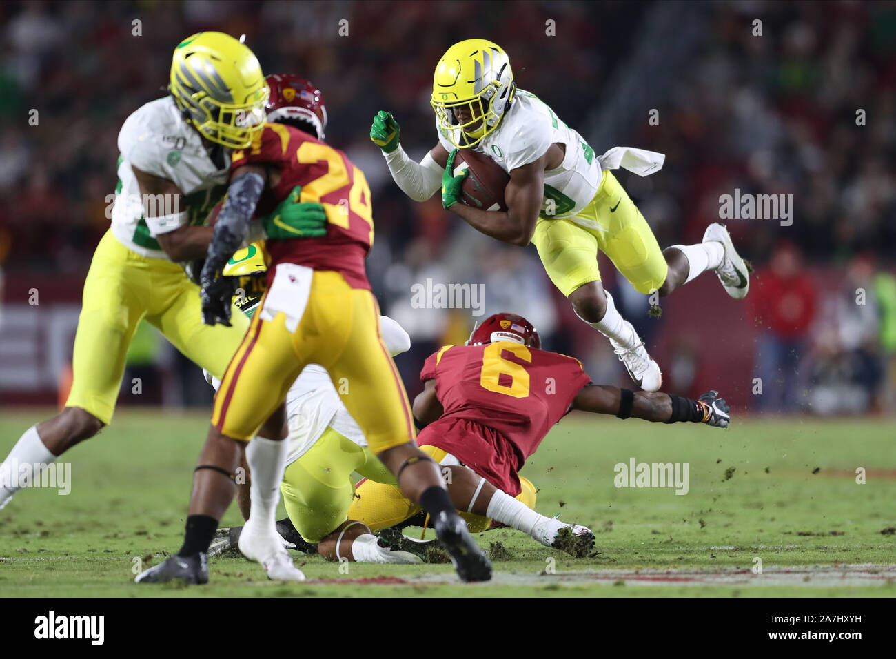 2 Novembre 2019: Oregon Ducks wide receiver Jaylon Redd (30) inferiore nel corso di un tentativo di affrontare il problema da USC Trojans cornerback Isacco Taylor-Stuart (6) durante il gioco tra la Oregon Ducks e l'USC Trojans presso il Los Angeles Memorial Coliseum di Los Angeles, CA USA (foto di Peter Joneleit/Cal Sport Media) Foto Stock