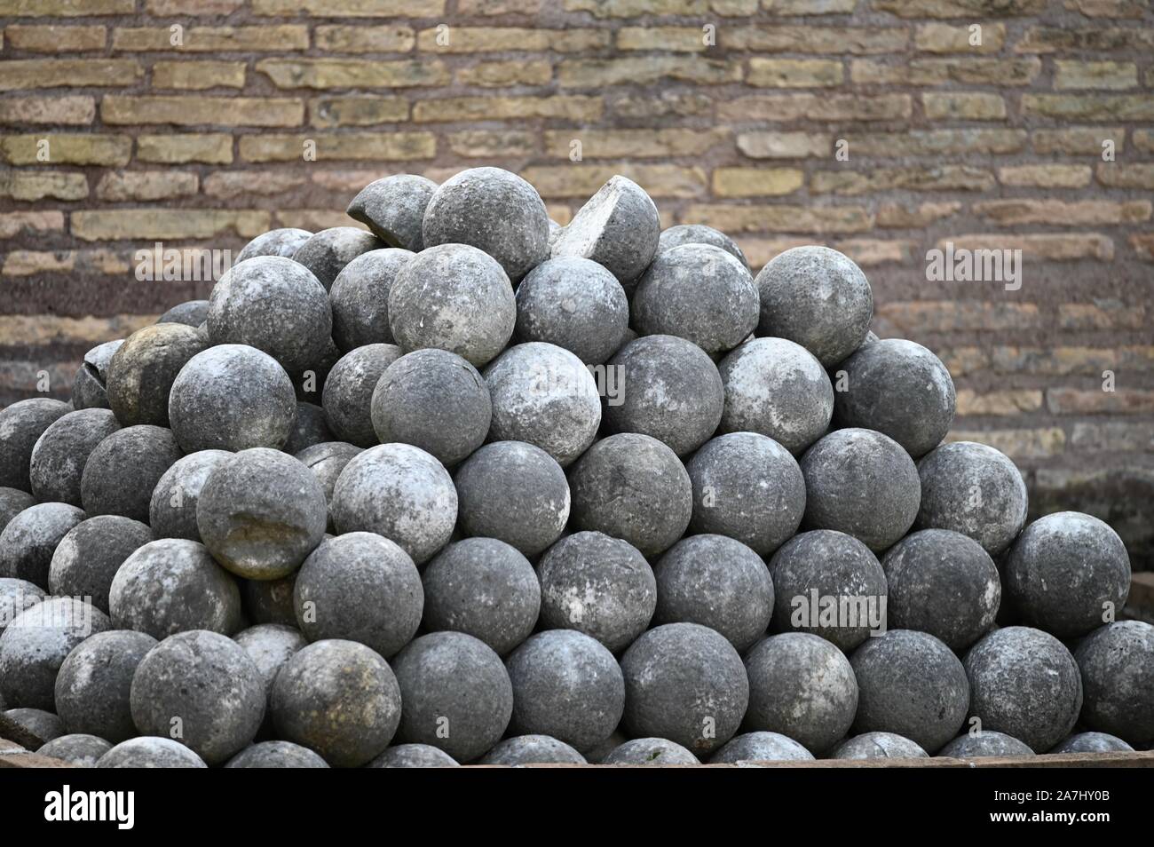 Le palle di cannone come relitti di diverse battaglie attorno il Castello degli Angeli mostrato in theCastell Sant Angelo Foto Stock