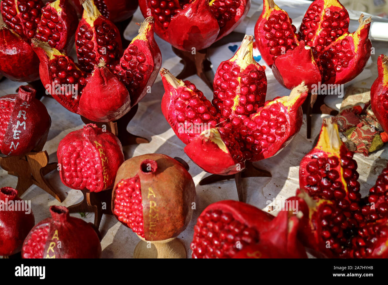 Aperto sculture di melograno per vendere al mercato inaugurazione a Yerevan, Armenia Foto Stock