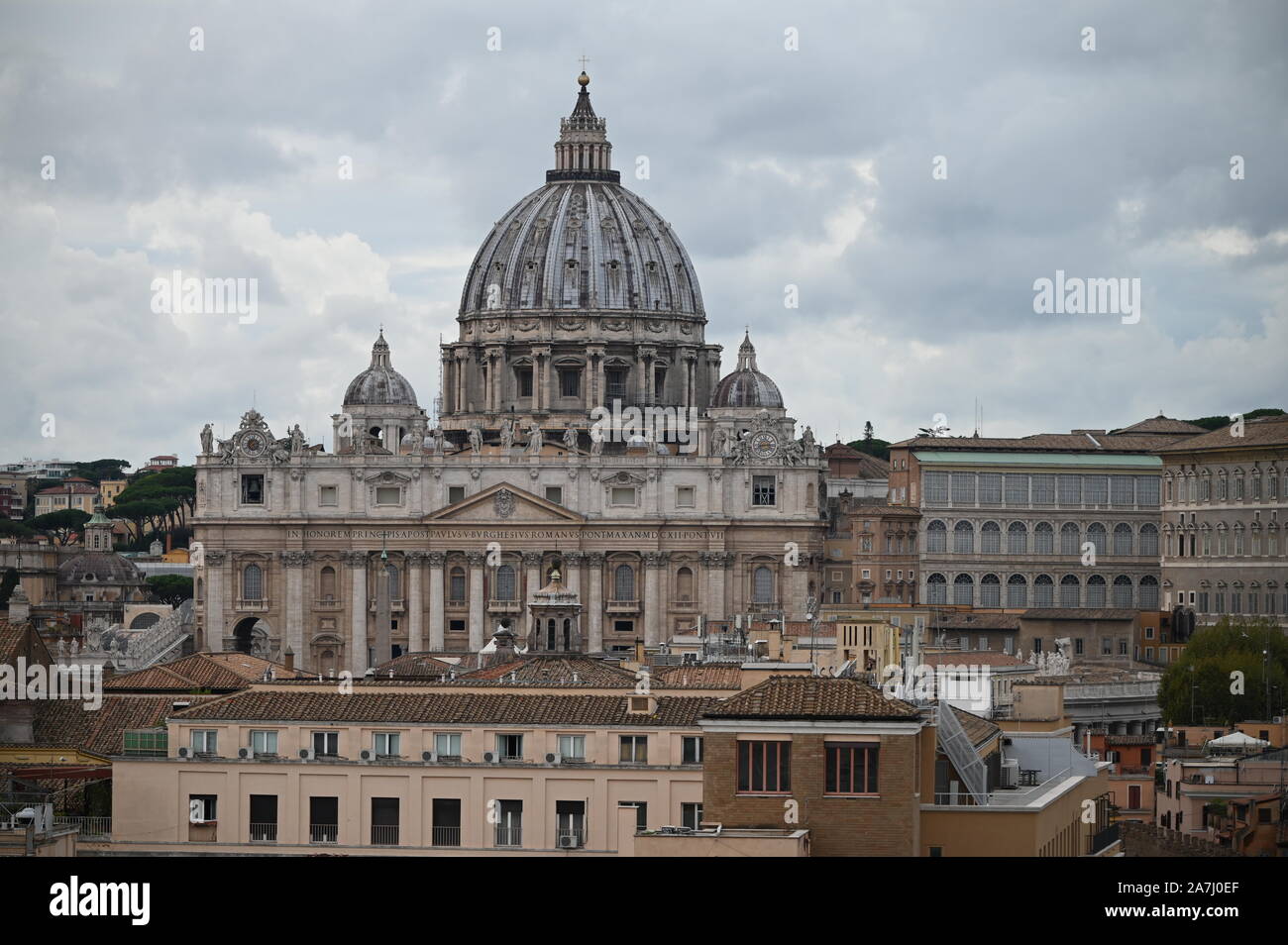 Vista dal castello d'Angelo oltre la famosa città di Roma, Italia a Pietro Foto Stock