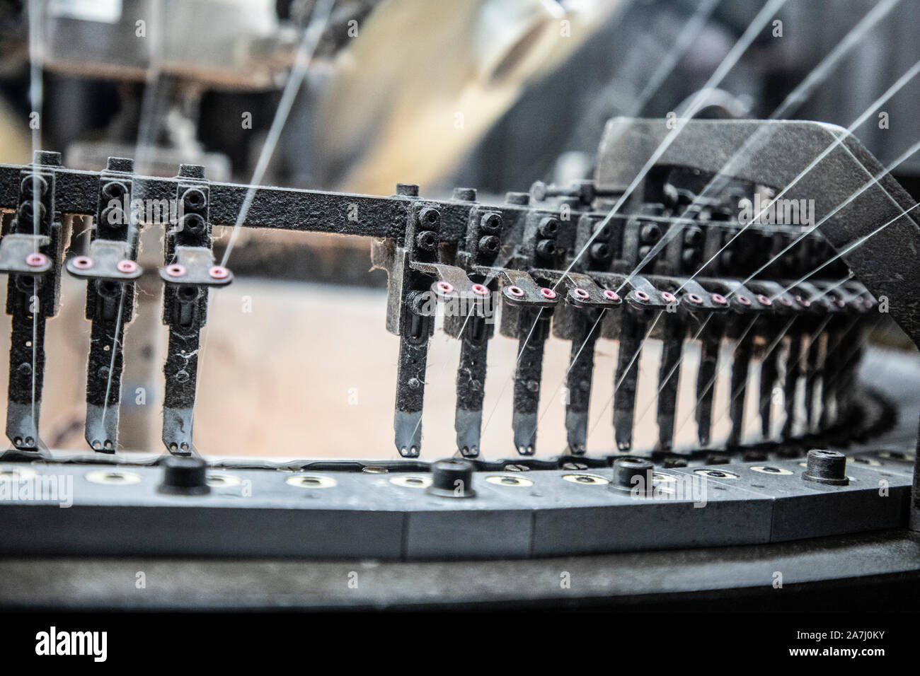 La tessitura dei tappeti macchina con filo di cotone closeup Foto Stock