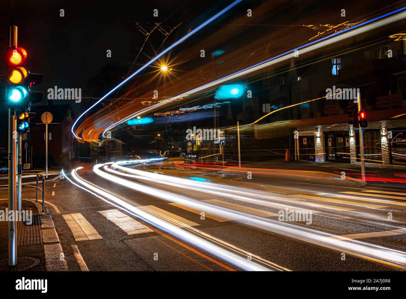 Paesaggio urbano di notte con semaforo sentieri. Foto Stock