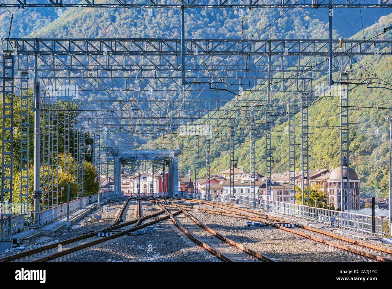 I binari ferroviari di Roza Khutor stazione. Krasnaya Polyana. Sochi. Foto Stock