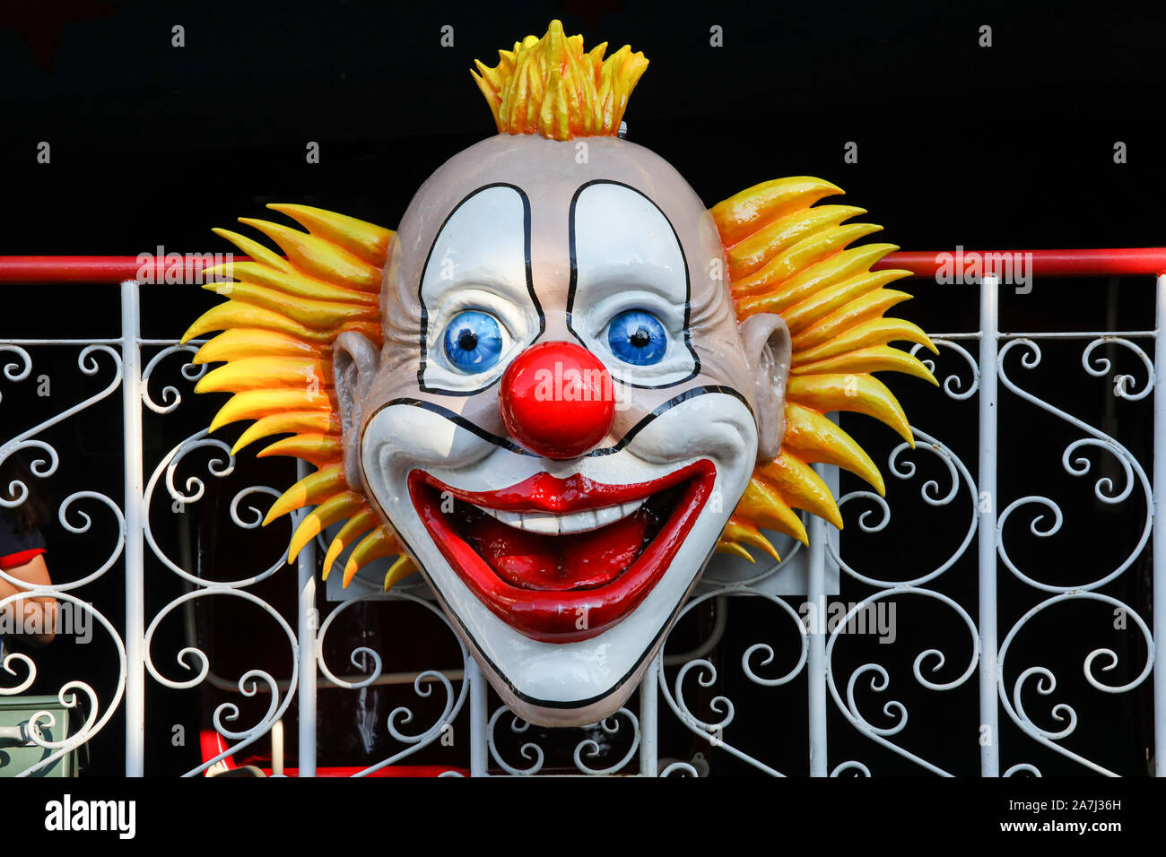 Clown faccia su fun house facciata in Linnanmäki Amusement Park a Helsinki in Finlandia Foto Stock