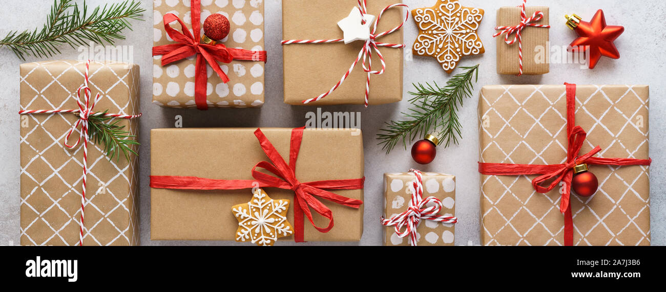 Raccolta di Natale confezioni regalo, giocattoli e decorazione su sfondo grigio chiaro. Xmas concetto di preparazione. Banner. Foto Stock