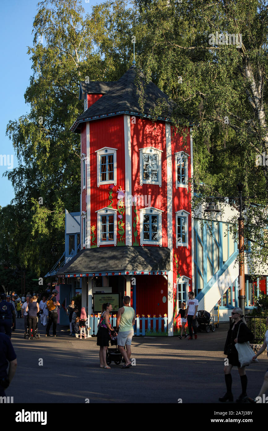 Cilindro rosso a forma di costruzione in legno a Linnanmäki Amusement Park a Helsinki in Finlandia Foto Stock