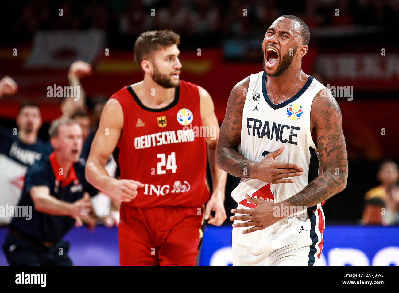 Amath M'Baye, a destra della Francia national basketball squadra reagisce  come egli compete contro la Germania national basketball team in la prima  corrispondenza trovata di GRO Foto stock - Alamy