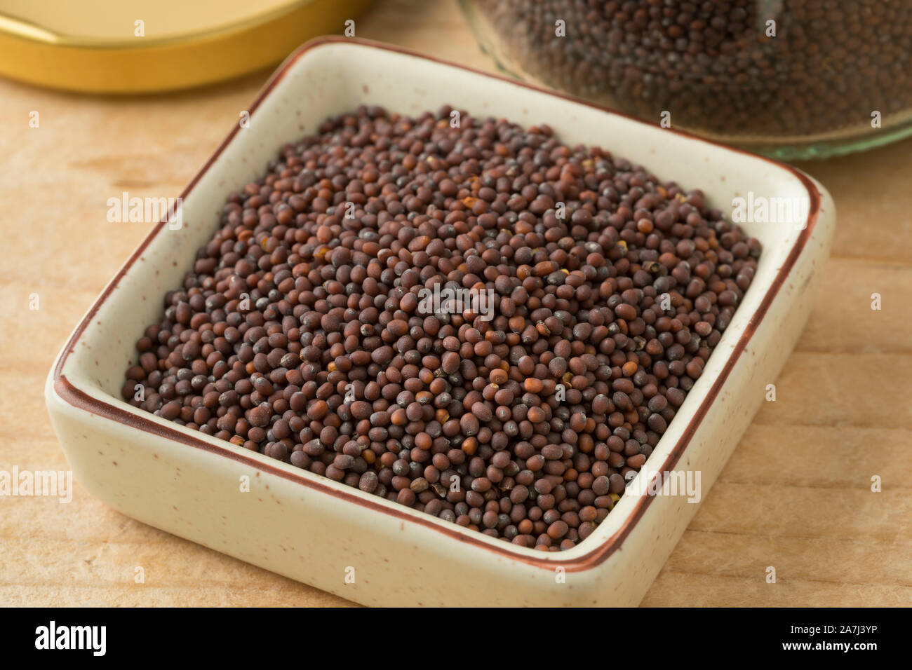 Ciotola con aromatici naturali marrone senape close up Foto Stock