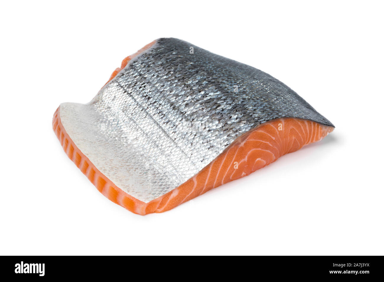 Pezzo di crudo fresco di filetto di salmone con la pelle argento isolato su sfondo bianco Foto Stock