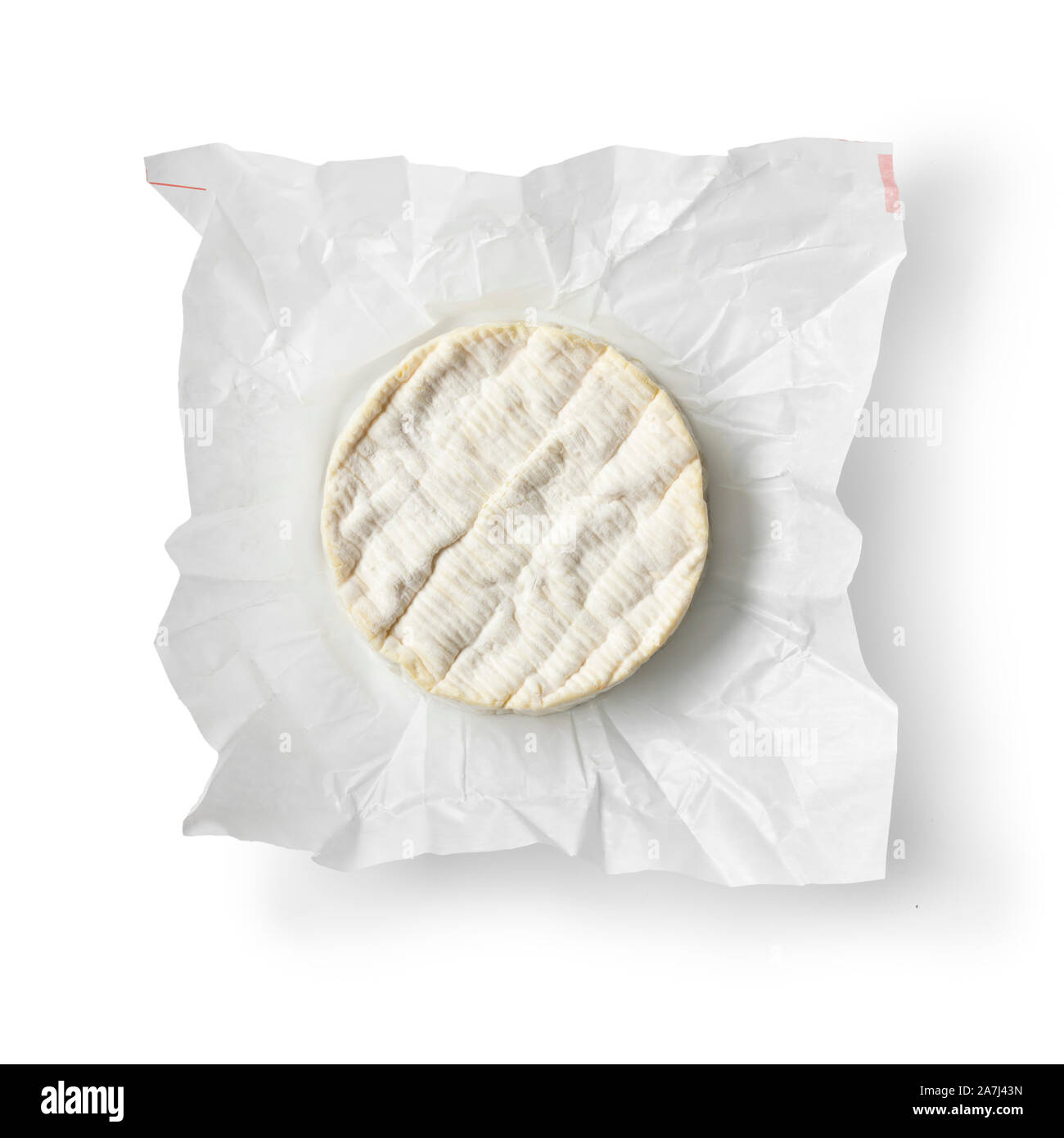 Tutta francese di formaggio Camembert sulla carta visto da sopra isolati su sfondo bianco Foto Stock