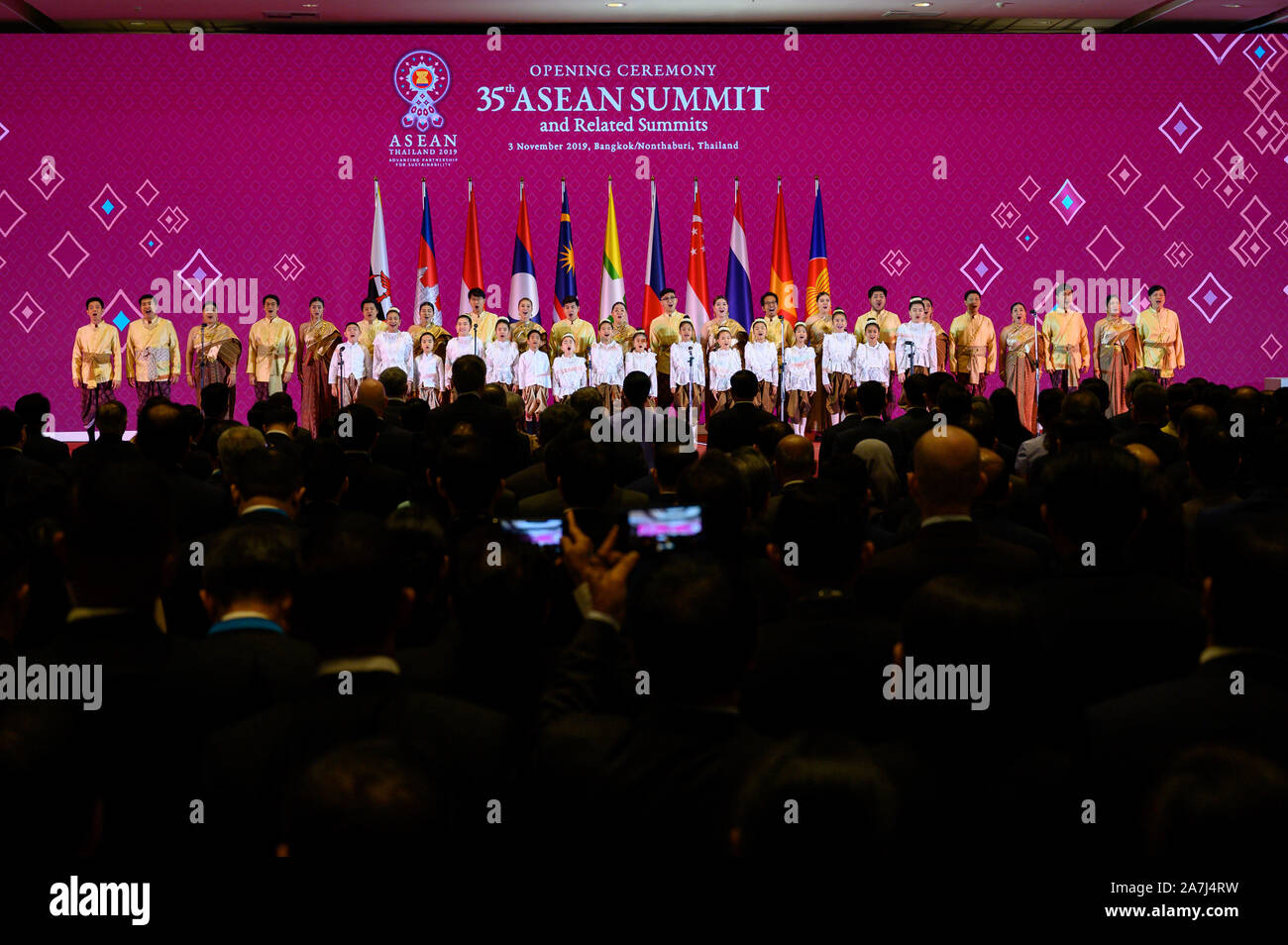 Bangkok, Tailandia. 3 Novembre, 2019. Artisti cantano alla cerimonia di apertura della 35° vertice dell'Associazione delle nazioni del sud-est asiatico (ASEAN) e i relativi vertici di Bangkok, Thailandia, nov. 3, 2019. Il trentacinquesimo vertice ASEAN e i relativi vertici calci fuori qui di domenica con il multilateralismo e la connettività tenendo il centro della scena. Credito: Zhu Wei/Xinhua/Alamy Live News Foto Stock