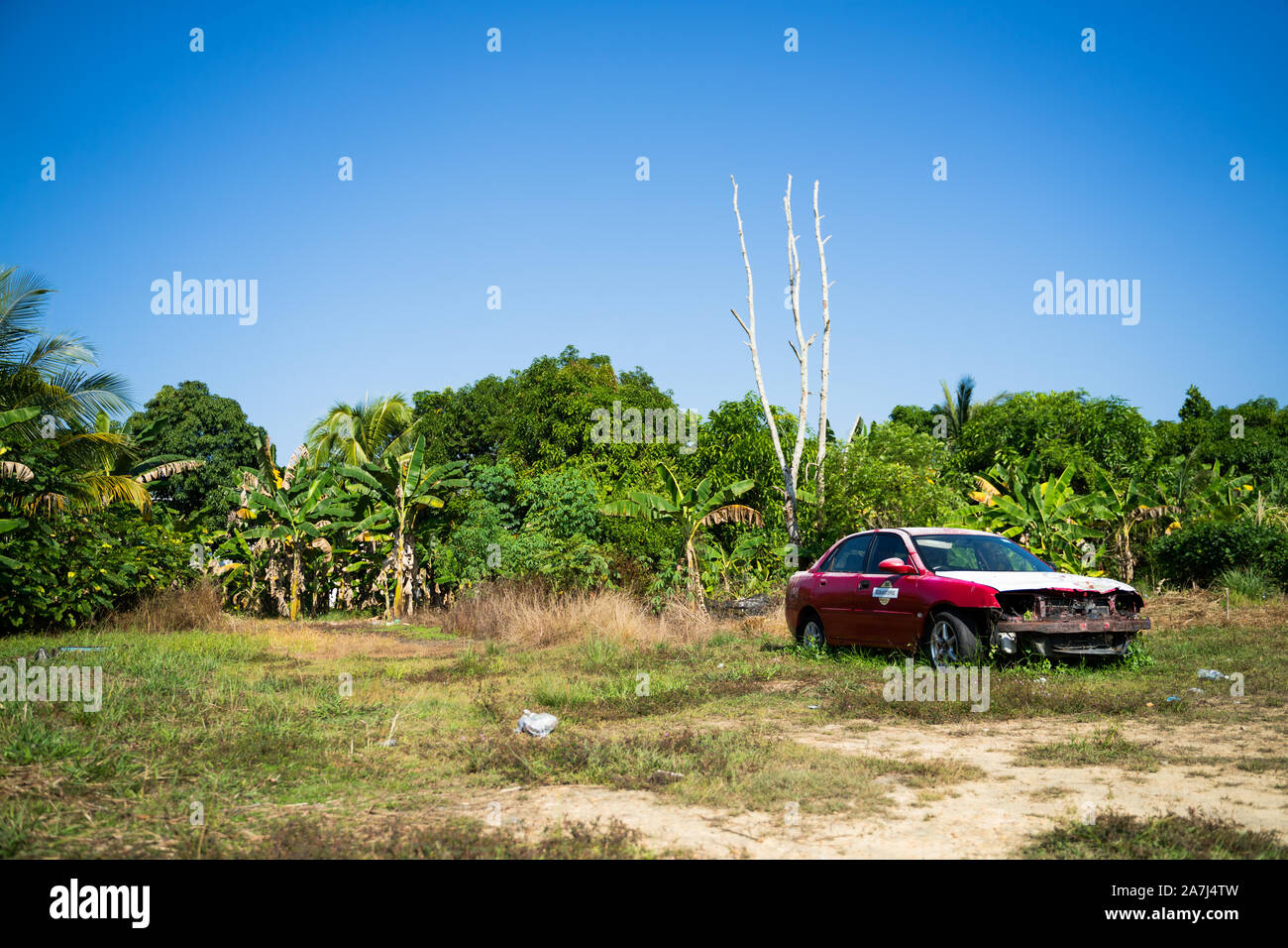 Una vecchia auto abbandonata su un campo vuoto Foto Stock