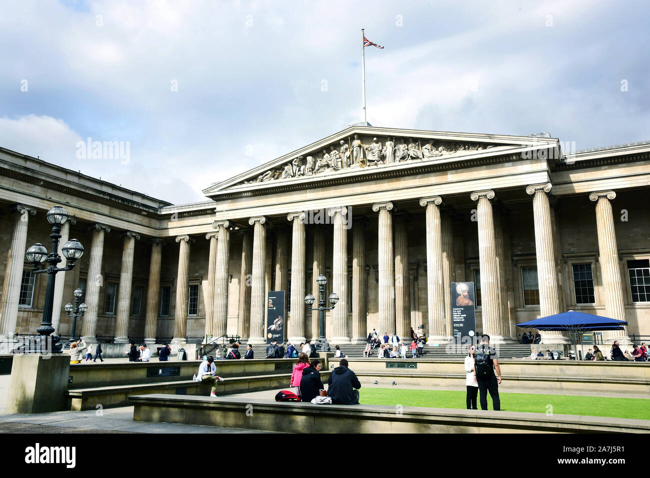 06 settembre 2019, la Gran Bretagna, Londra: visitatori stand di fronte al British Museum. Il museo è uno dei più grandi ed importanti musei di storia culturale nel mondo. Circa otto milioni di oggetti sono state raccolte e documenta la storia culturale dell umanità dai suoi albori ai nostri giorni. Foto: Waltraud Grubitzsch/dpa Foto Stock