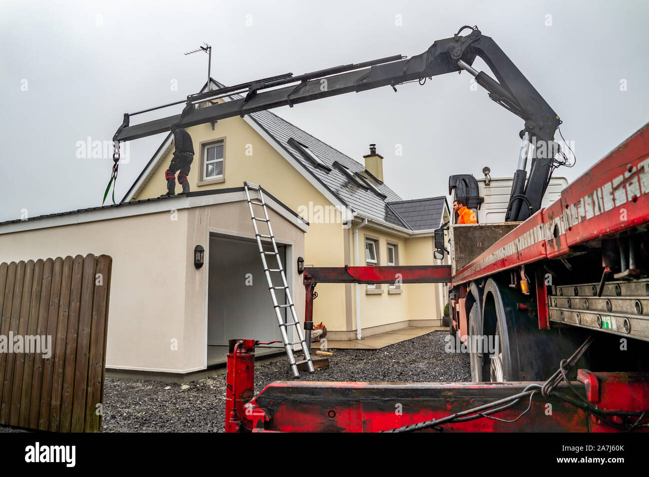 ARDARA / Irlanda - 02 novembre 2019 : H2 edifici installazione prefabric garage nella pioggia pooring Foto Stock