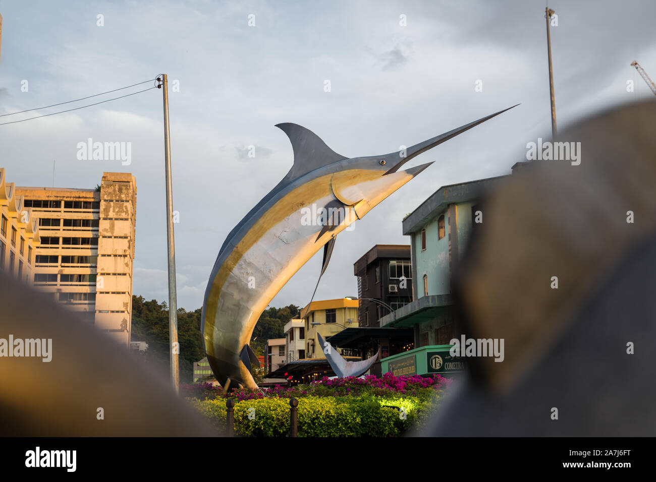 Una grande statua di marlin nel centro della città di Kota Kinabalu Foto Stock