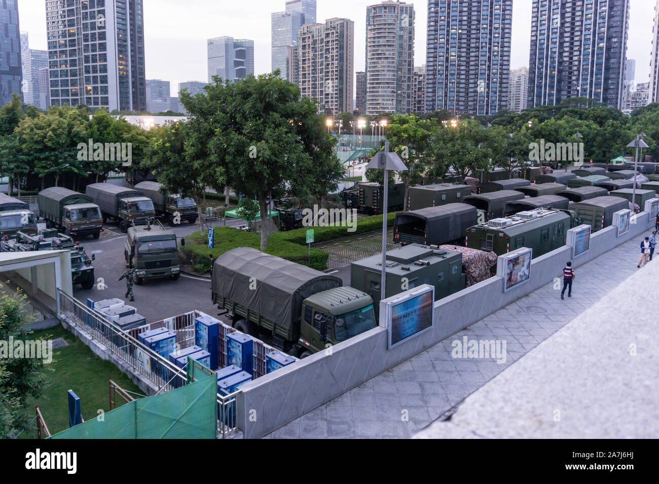 Cinese i veicoli di combattimento ammassare nei pressi di Hong Kong nel bordo adiacente della città di Shenzhen Foto Stock