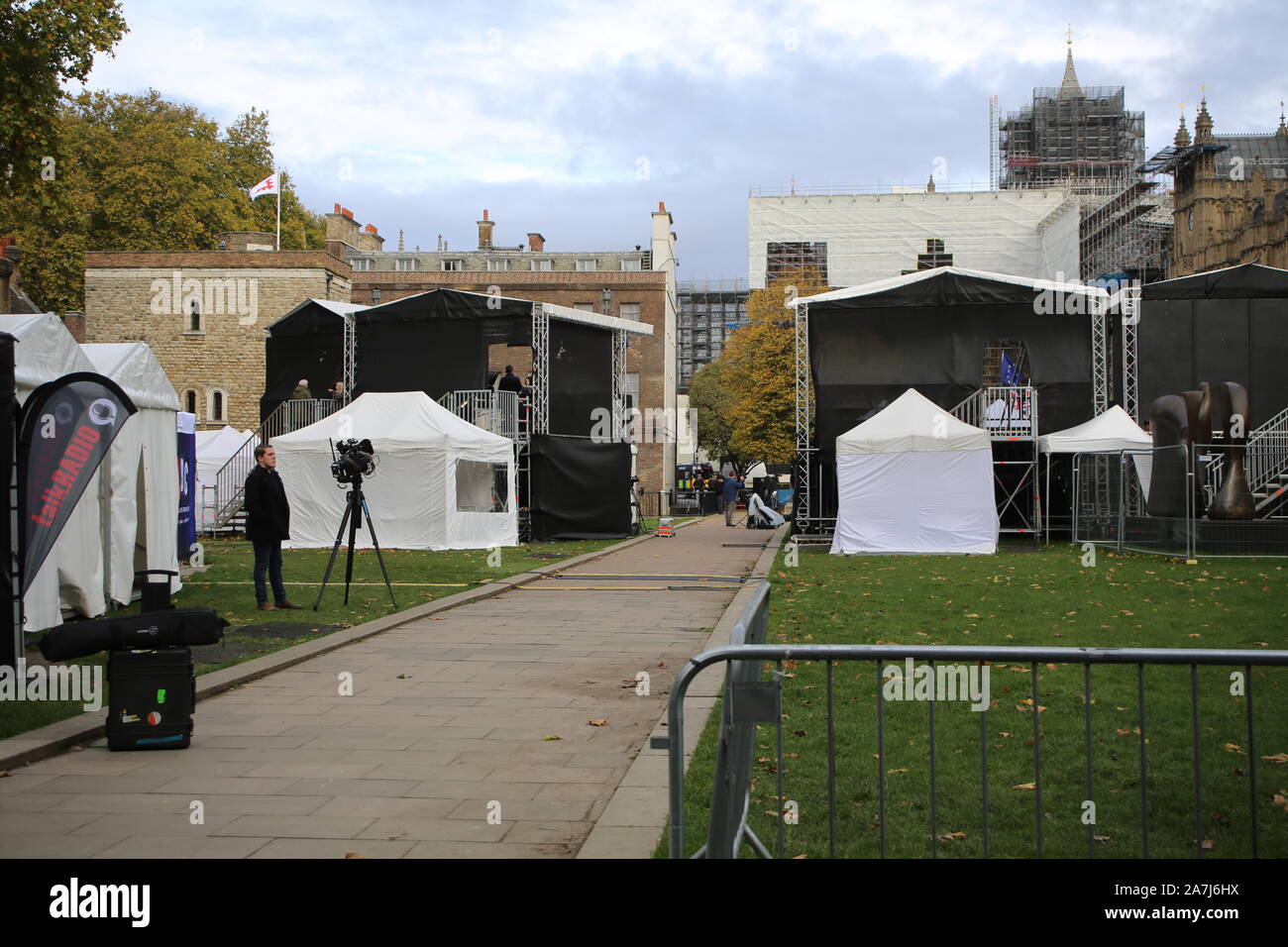 29 ottobre 2019 Londra: Reporting sulla Brexit, una media village è sorto al di fuori della sede del parlamento di Londra, Regno Unito Foto Stock