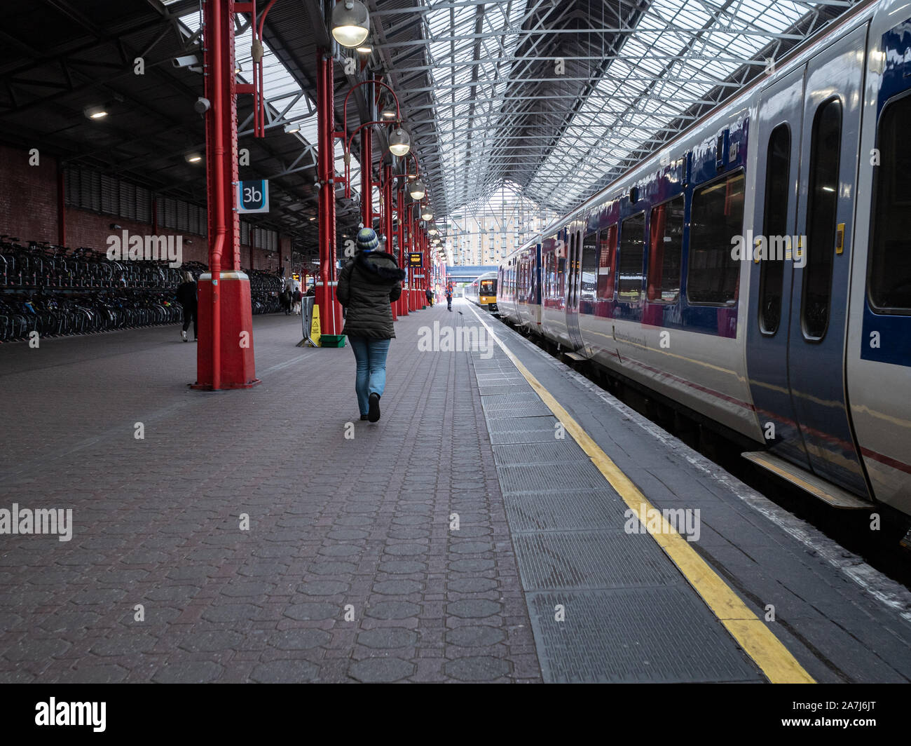 Londra Regno Unito - 27 ottobre 2019: i passeggeri sulla piattaforma a Londra alla stazione di Marylebone Foto Stock
