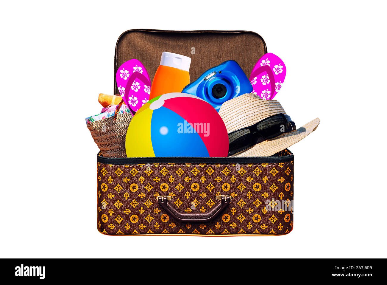 Pranzo vintage valigia piena di elementi per le vacanze estive viaggi, vacanze, viaggi e viaggio isolato su bianco Foto Stock